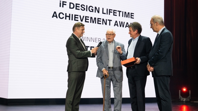 Sieger des iF Design Award 2024 geehrt - Dieter Rams (2.v.l.) nahm den ersten iF Design Lifetime Achievement Award entgegen - Quelle: Studio Ralph Baiker